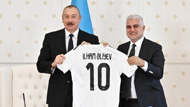Prezident İlham Əliyevə "Qarabağ" klubunun forması hədiyyə olundu