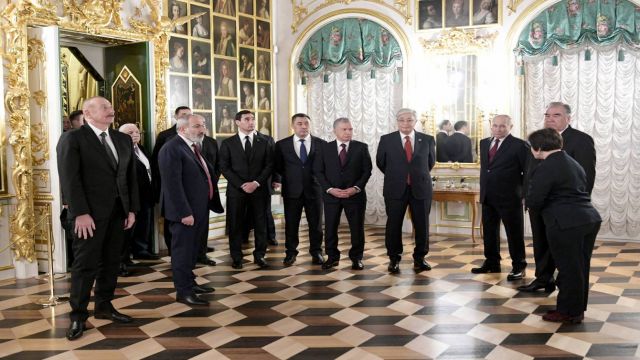 Sankt-Peterburqda “Böyük Peterhof Sarayı” ilə tanışlıq olub